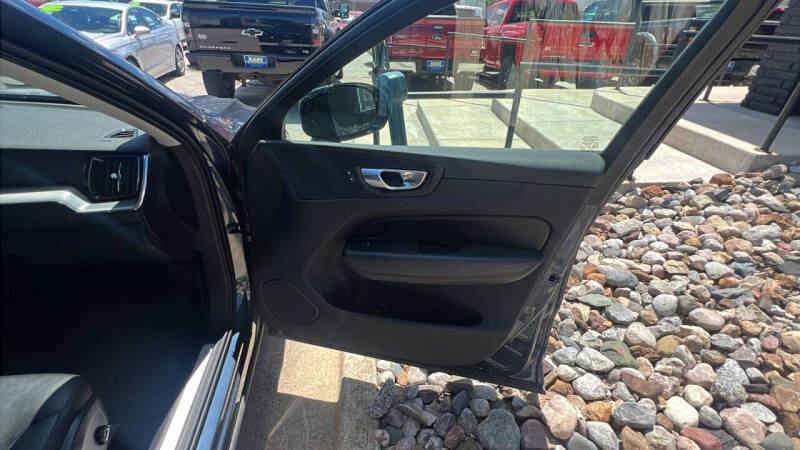 2024 Volvo XC60 B5 Core Dark Theme