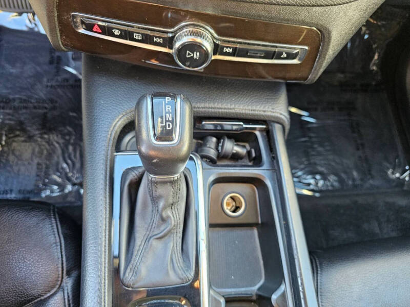 2017 Volvo XC90 T6 Momentum