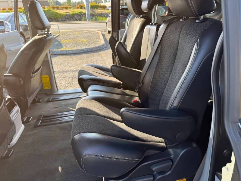 2013 Toyota Sienna SE 8-Passenger