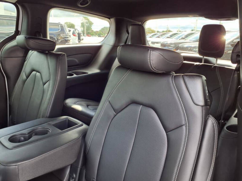 2026 Chrysler Pacifica Select