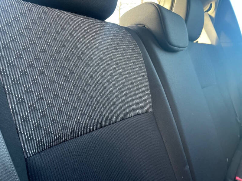 2017 Toyota Yaris 5-Door LE