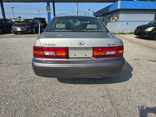 1997 Lexus ES 300 for sale at QUEENSGATE AUTO SALES in York, PA