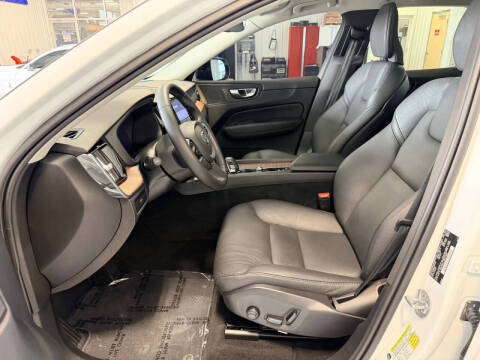 2024 Volvo XC60 B5 Plus Dark Theme