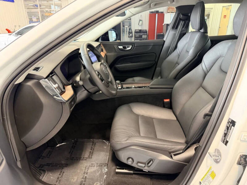 2024 Volvo XC60 B5 Plus Dark Theme