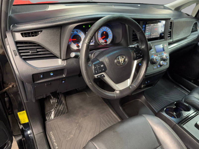 2016 Toyota Sienna SE 8-Passenger