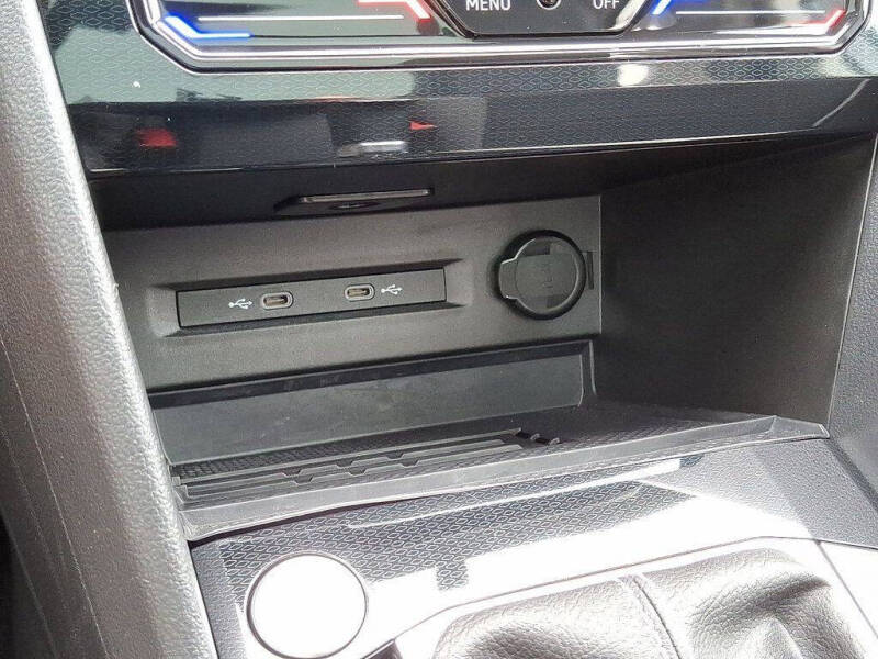 2025 Volkswagen Taos SE 4Motion