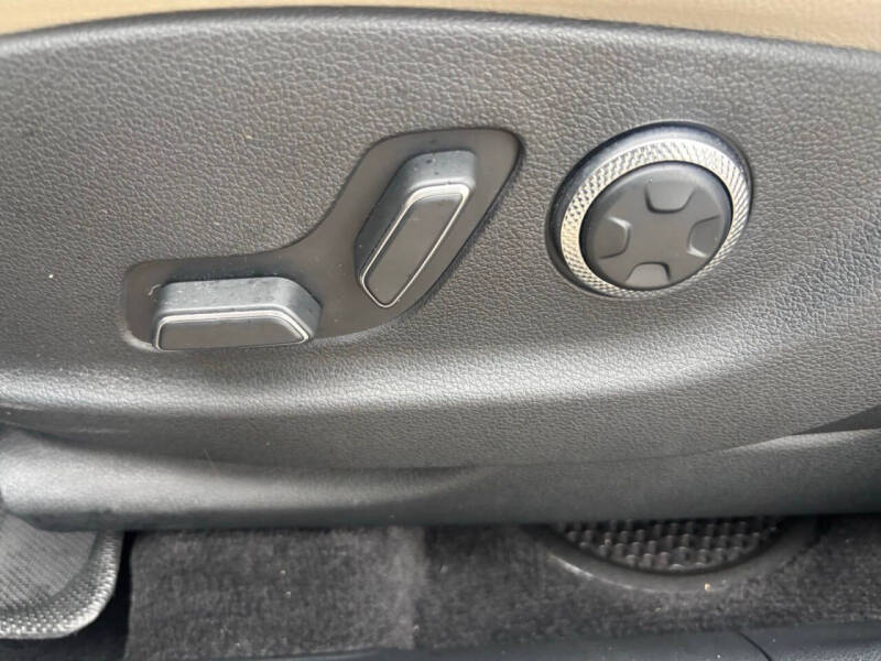 2023 Genesis GV70 2.5T Standard