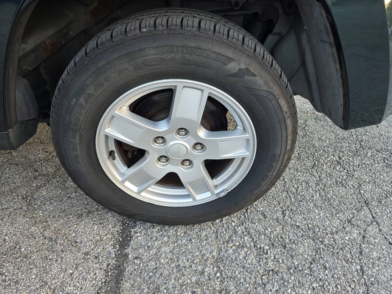 2005 Jeep Grand Cherokee for sale at QUEENSGATE AUTO SALES in York, PA