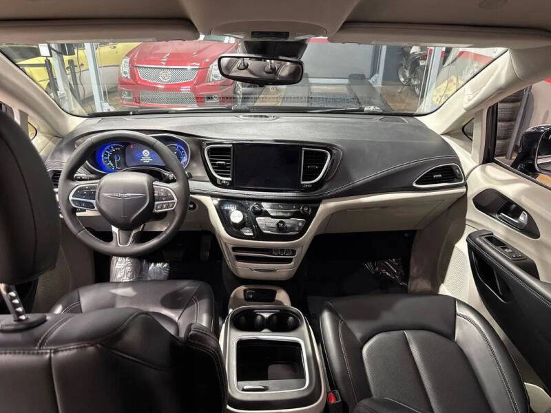2024 Chrysler Pacifica Plug-In Hybrid Select