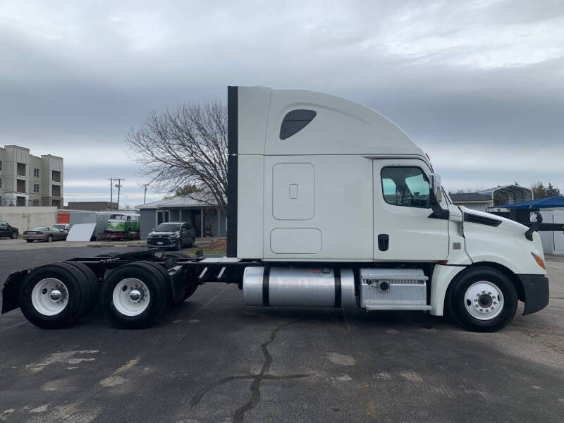 2019 Freightliner CASCADIA 126