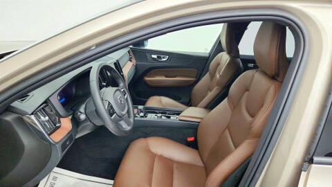 2023 Volvo XC60 B5 Plus Dark Theme
