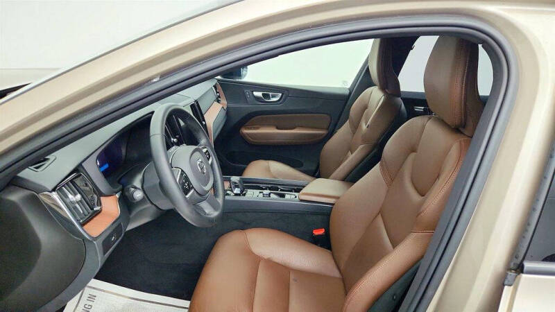 2023 Volvo XC60 B5 Plus Dark Theme