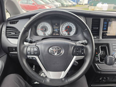 2016 Toyota Sienna SE 8-Passenger