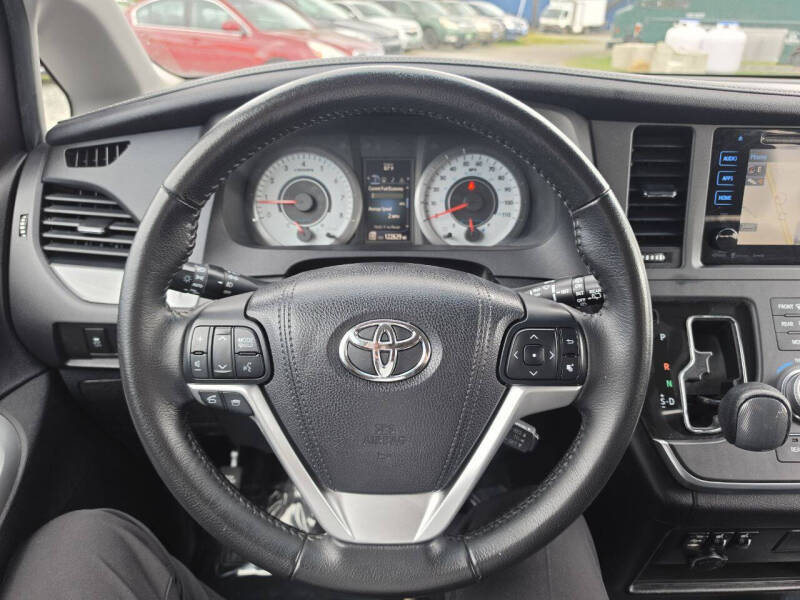 2016 Toyota Sienna SE 8-Passenger
