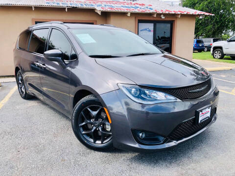 2018 Chrysler Pacifica for sale at CAMARGO MOTORS in Mercedes TX