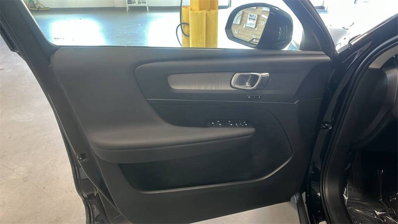 2025 Volvo XC40 B5 Plus Dark Theme