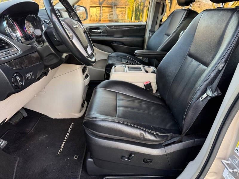 2014 Chrysler Town and Country Touring