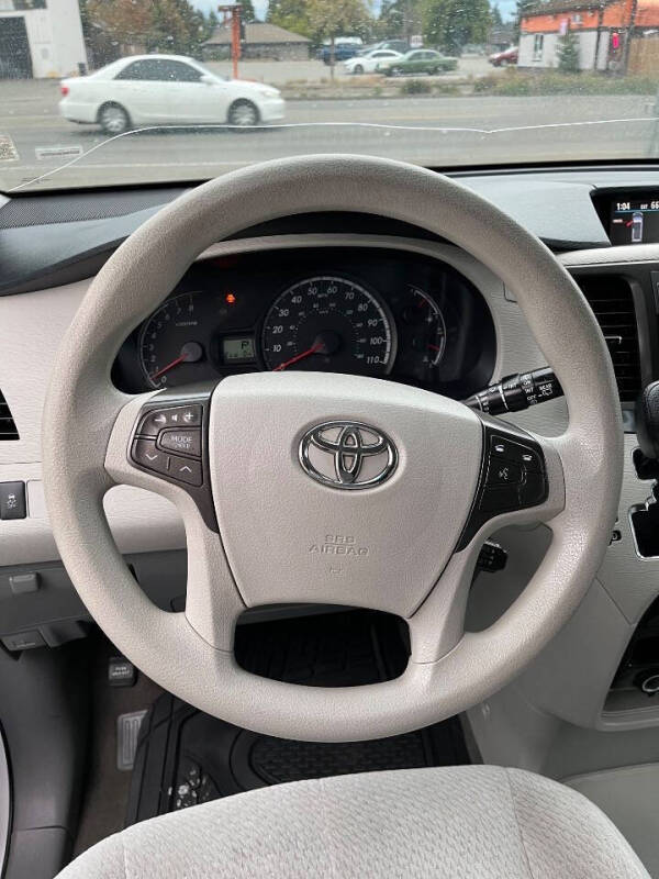 2014 Toyota Sienna LE 8-Passenger