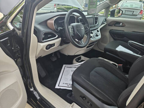 2022 Chrysler Voyager LX