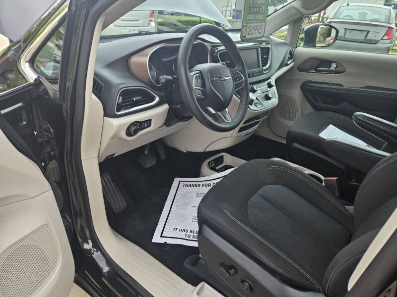 2022 Chrysler Voyager LX