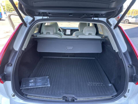 2023 Volvo XC60 B5 Plus Dark Theme