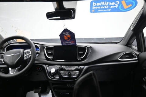 2025 Chrysler Pacifica Select