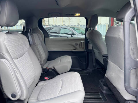 2022 Toyota Sienna LE 8-Passenger