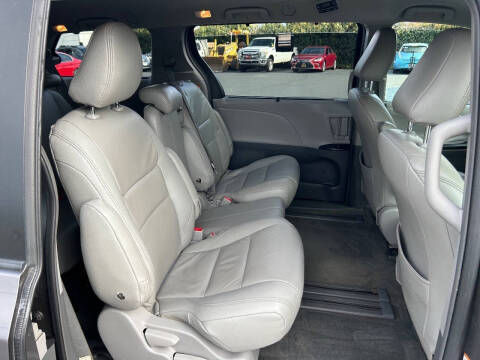 2018 Toyota Sienna LE 7-Passenger Auto Access Seat