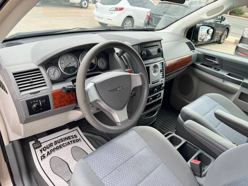 2009 Chrysler Town and Country LX