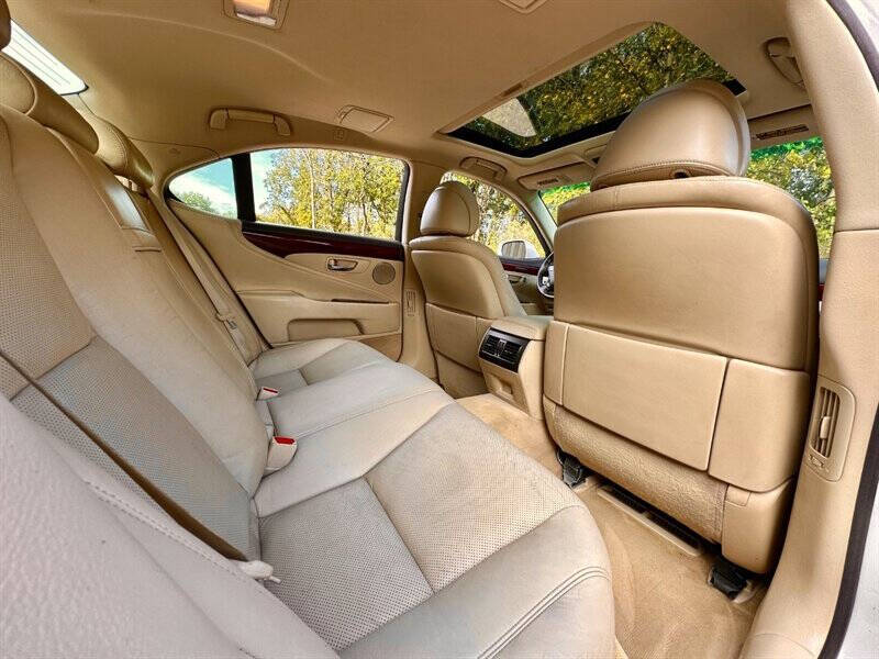 2012 Lexus LS Base photo 24