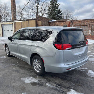 2023 Chrysler Voyager LX
