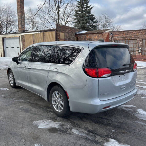 2023 Chrysler Voyager LX