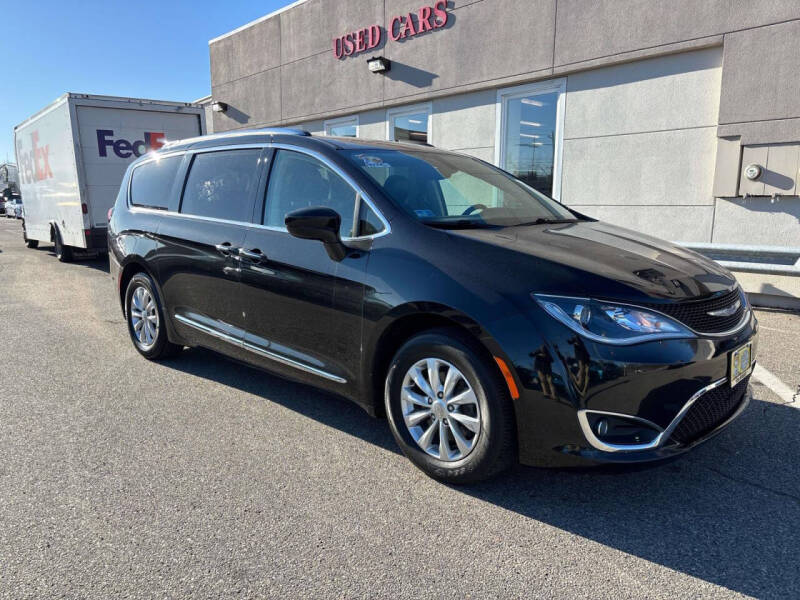 2018 Chrysler Pacifica Touring L's photo