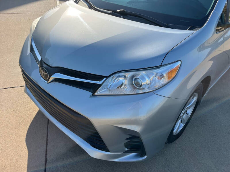 2020 Toyota Sienna LE photo 10