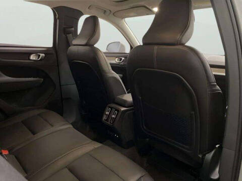 2025 Volvo XC40 B5 Plus Bright Theme
