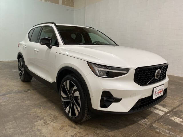 2025 Volvo XC40 B5 Plus Dark Theme