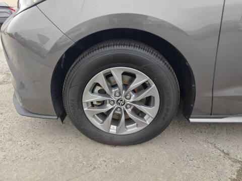 2022 Toyota Sienna LE 8-Passenger