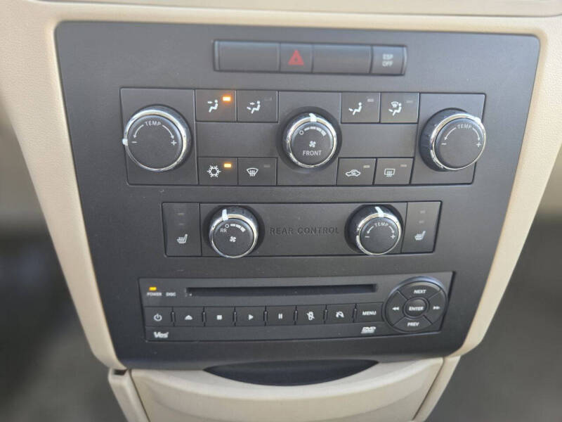 2010 Volkswagen Routan SE