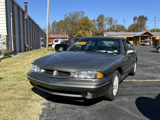 1996 Pontiac Bonneville for sale at Country Auto Sales Inc. in Bristol, VA