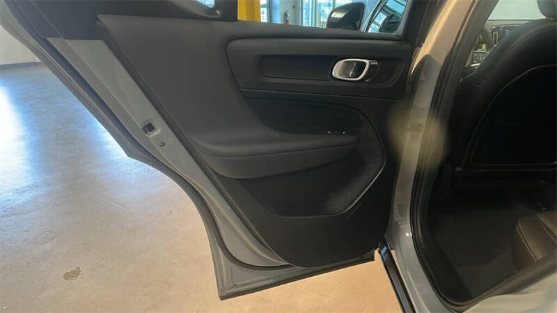 2025 Volvo XC40 B5 Core Bright Theme