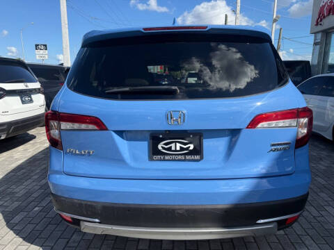 2021 Honda Pilot Touring w/Rear Captain's Chairs