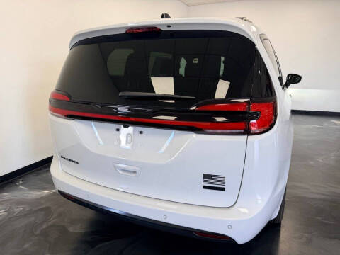 2027 Chrysler Pacifica Select
