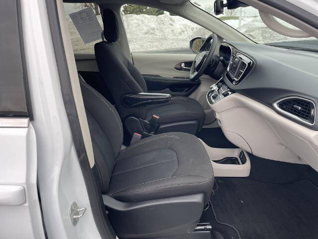 2024 Chrysler Voyager LX