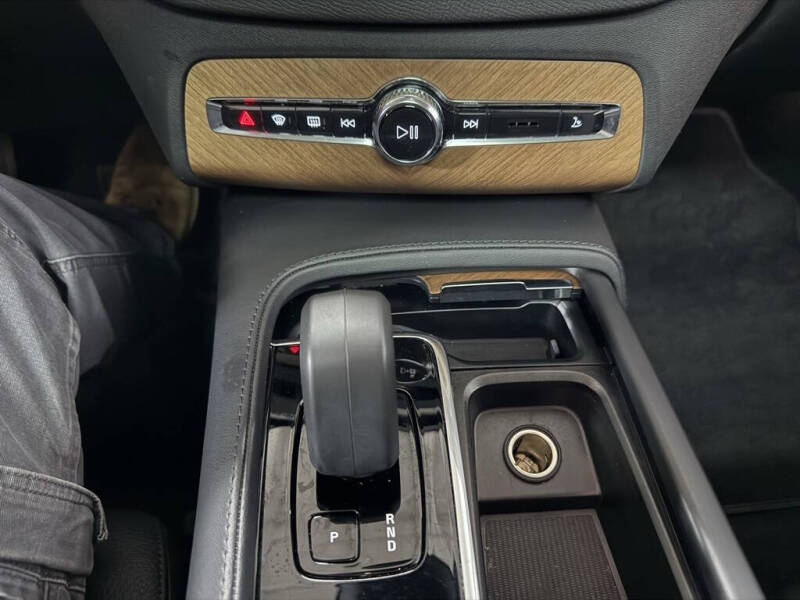 2024 Volvo XC90 B5 Plus Bright Theme