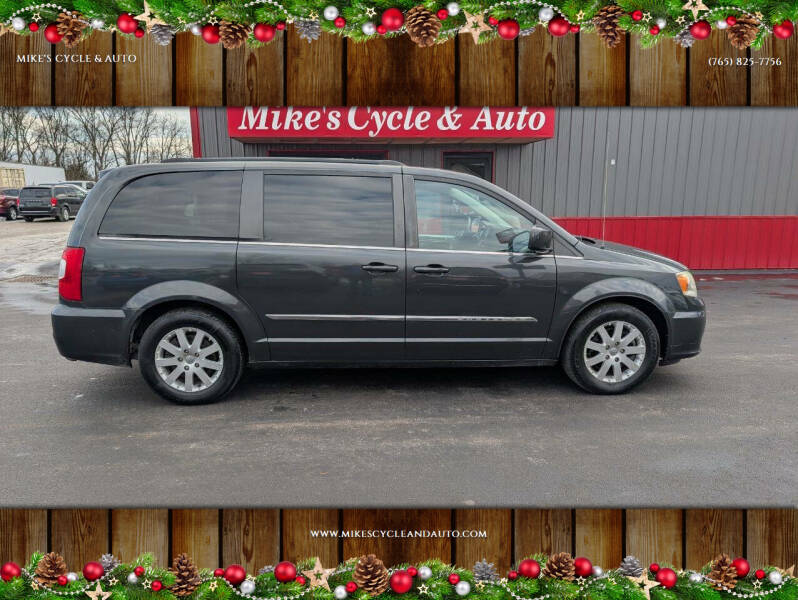 2012 Chrysler Town & Country Touring's photo