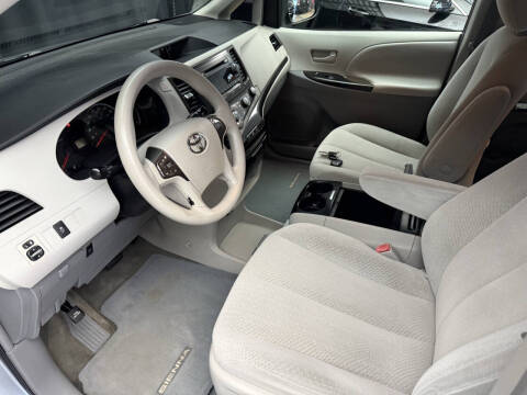 2011 Toyota Sienna LE 7-Passenger Auto Access Seat