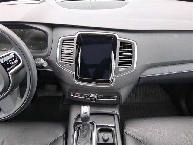 2020 Volvo XC90 T6 Momentum 6-Passenger