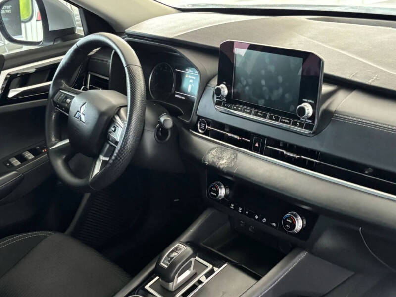 2023 Mitsubishi Outlander ES