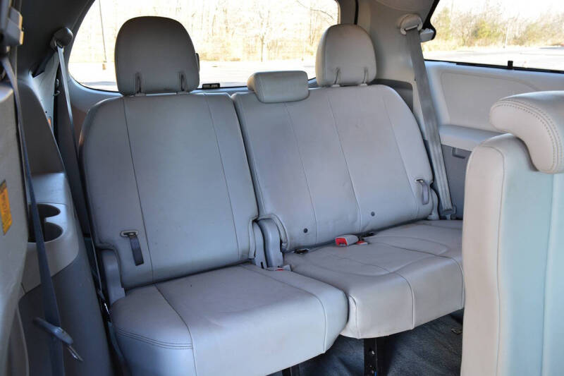2013 Toyota Sienna LE 8-Passenger