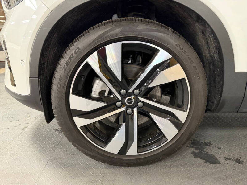 2025 Volvo XC40 B5 Plus Dark Theme